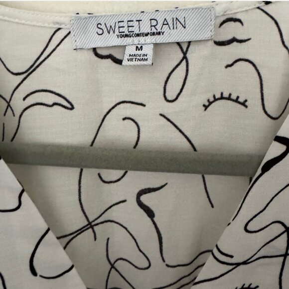 Front tie blouse with abstract faces - Picture 3 of 3